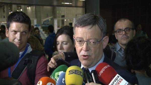 Ximo Puig atiende a los medios de comunicación en imagen de archivo Ximo Puig atiende a los medios de comunicación en imagen de archivo