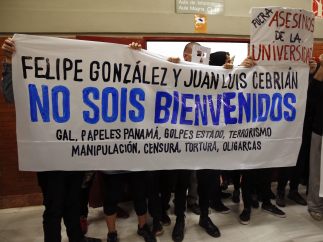 Protesta contra Felipe González en la Autónoma