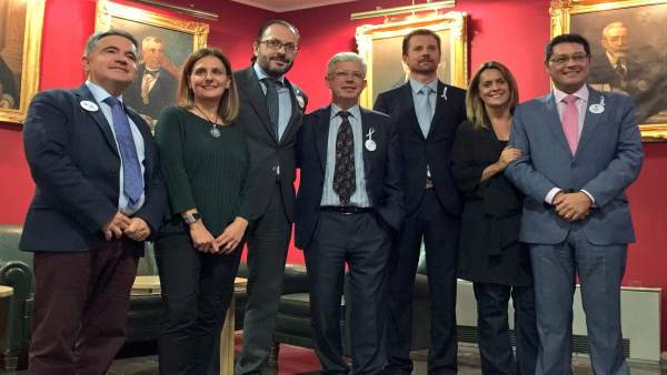 Garicano, el tercero por la izda, con su nuevo equipo. Garicano, el tercero por la izda, con su nuevo equipo.