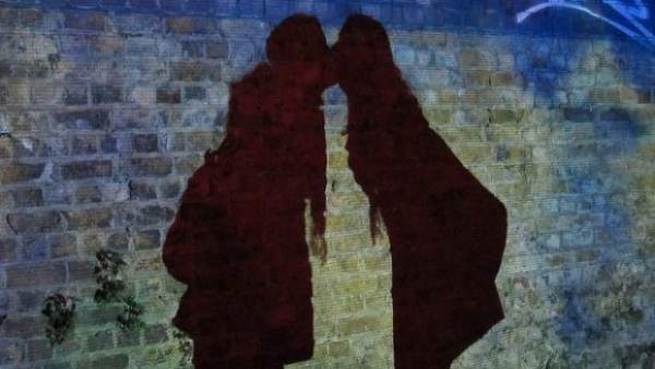 Expulsar a una pareja LGBT de un local por mostrar afecto es un delito de odio Expulsar a una pareja LGBT de un local por mostrar afecto es un delito de odio