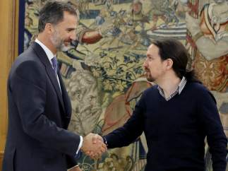 Pablo Iglesias, con el rey Felipe VI