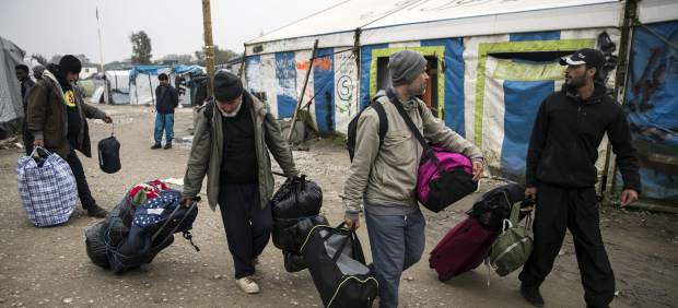 Desmantelación de otro campo de inmigrantes en Calais, Francia, en 2016. 