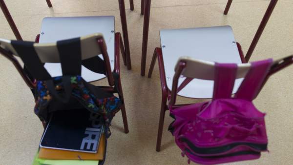 Mochilas en una clase de una escuela Mochilas en una clase de una escuela