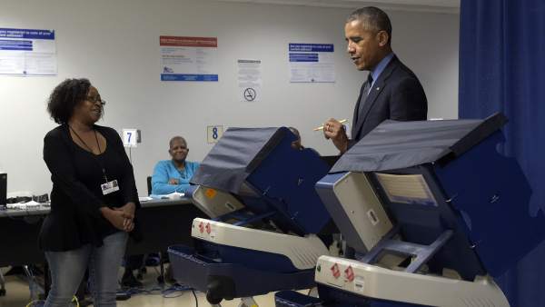 Obama en un centro de votación Obama en un centro de votación