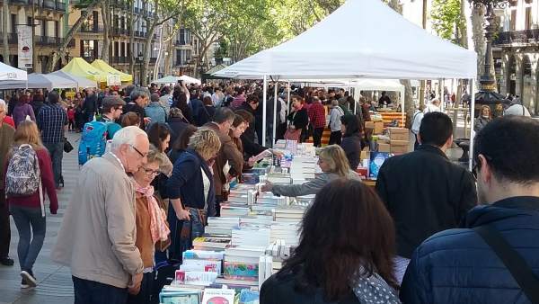 Paradas de libros en las Ramblas por Sant Jordi Paradas de libros en las Ramblas por Sant Jordi