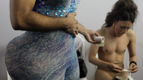 Dos transexuales entre bastidores Dos transexuales entre bastidores