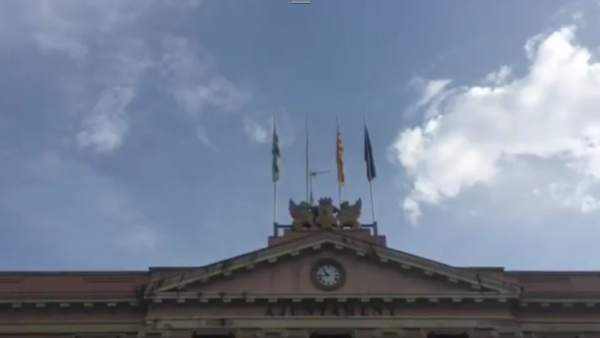 Ayuntamiento de Sabadell sin la bandera española Ayuntamiento de Sabadell sin la bandera española