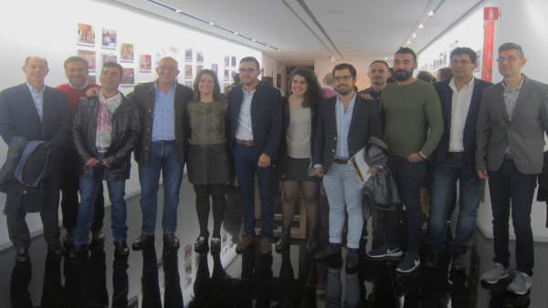 Jesús Julio Carnero junto a presidentes y miembros de las asociaciones juveniles Jesús Julio Carnero junto a presidentes y miembros de las asociaciones juveniles