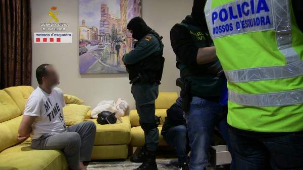 Desarticulen una banda que robava caixes fortes amb malls i destrals en diverses CA, entre elles la valenciana Desarticulen una banda que robava caixes fortes amb malls i destrals en diverses CA, entre elles la valenciana