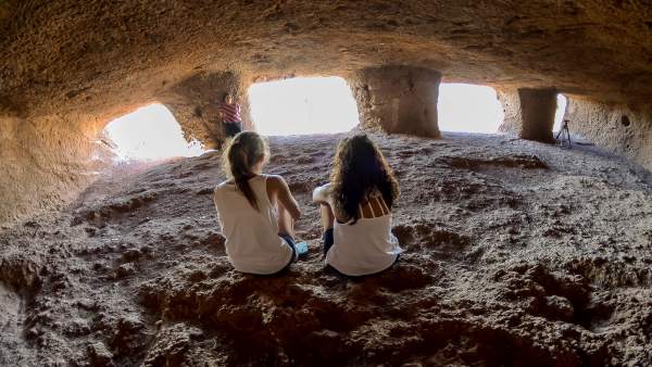 Dos chicas en una cueva del yacimiento de cuatro puertas Dos chicas en una cueva del yacimiento de cuatro puertas