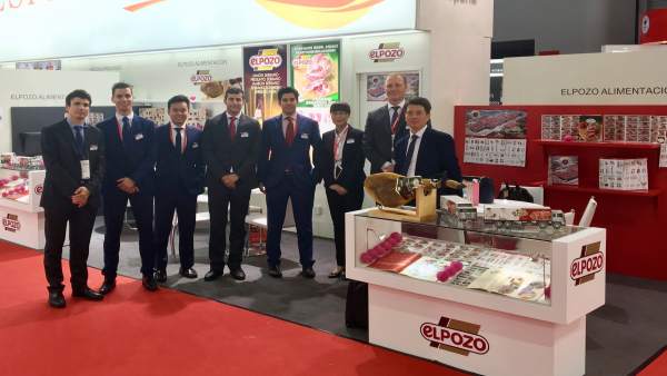 Miembros de la delegación de ElPozo Alimentación en el stand de la compañía Miembros de la delegación de ElPozo Alimentación en el stand de la compañía