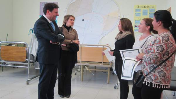 Carriedo entrega las acreditaciones a tres alumnas del centro de empleo Carriedo entrega las acreditaciones a tres alumnas del centro de empleo