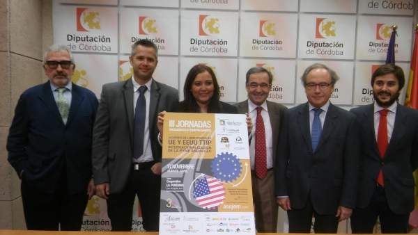 Carrillo, entre Ariza (izda.) y Moyano, durante la presentación del evento Carrillo, entre Ariza (izda.) y Moyano, durante la presentación del evento