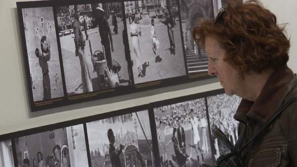 Una espectadora en la exposición 'Tot està per fer' Una espectadora en la exposición 'Tot està per fer'