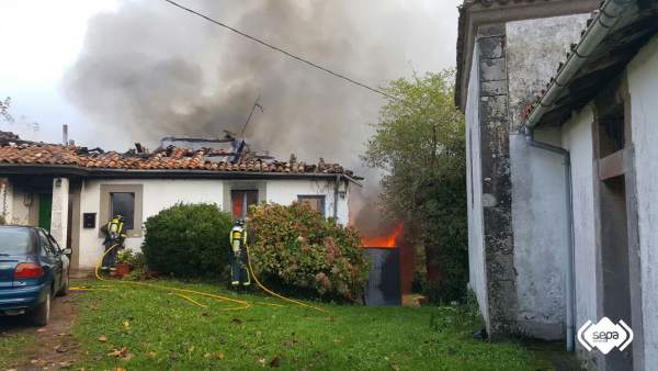 Incendio en casa de Villaviciosa Incendio en casa de Villaviciosa