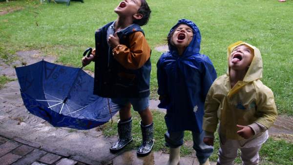 Niños, paraguas, lluvia Niños, paraguas, lluvia