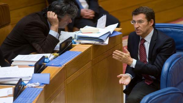 Alberto Núñez Feijóo durante un pleno del Parlamento habla con Puy Alberto Núñez Feijóo durante un pleno del Parlamento habla con Puy