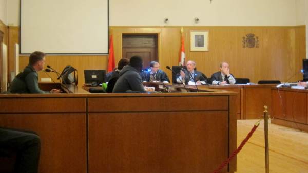 El ciudadano senegalés, en el banquillo de la Audiencia de Valladolid. El ciudadano senegalés, en el banquillo de la Audiencia de Valladolid.