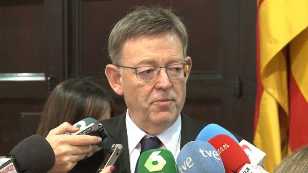 Ximo Puig atiende a los medios en imagen de archivo Ximo Puig atiende a los medios en imagen de archivo