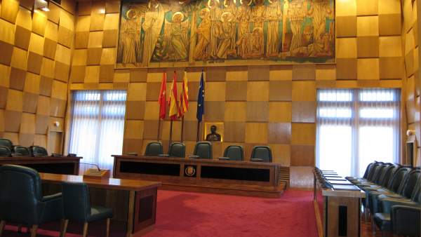 Salón de Plenos del Ayuntamiento de Zaragoza vacío Salón de Plenos del Ayuntamiento de Zaragoza vacío