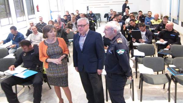Chacón, Aumente y Serrano con los policías asistentes al curso Chacón, Aumente y Serrano con los policías asistentes al curso