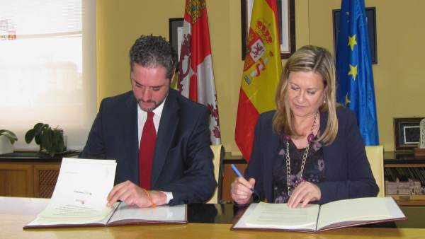 La consejera Pilar del Olmo y el director de Negocio de Banco Caixa Geral La consejera Pilar del Olmo y el director de Negocio de Banco Caixa Geral