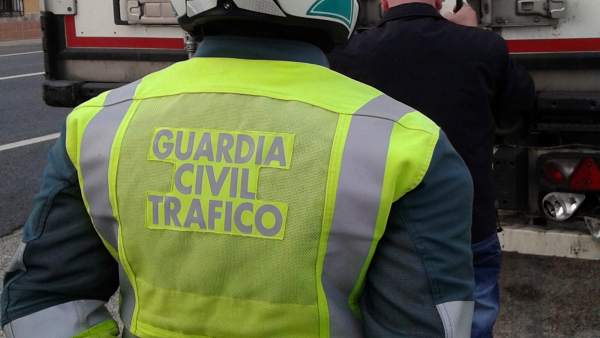 Guardia Civil detiene al conductor de un camión articulado de gran tonelaje Guardia Civil detiene al conductor de un camión articulado de gran tonelaje