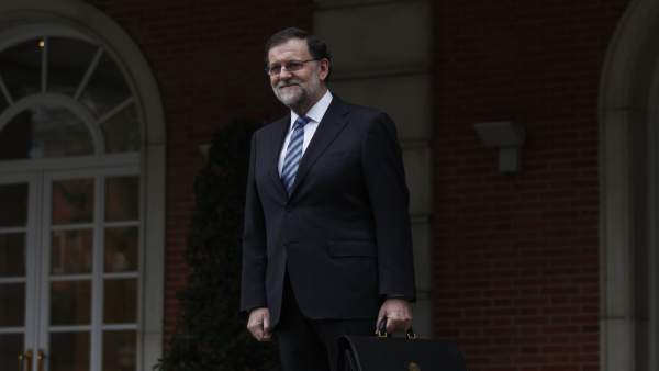 Rajoy con su cartera a su llegada a la Moncloa Rajoy con su cartera a su llegada a la Moncloa