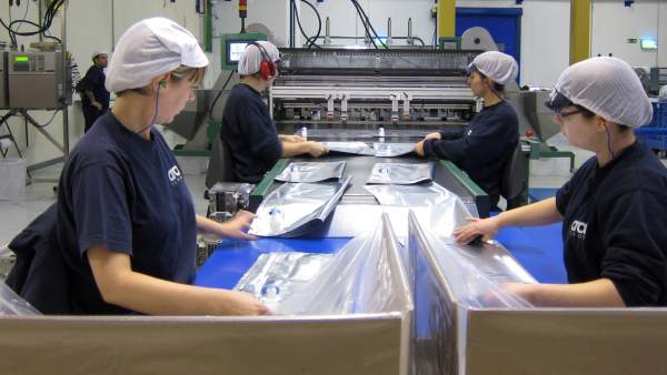 Trabajadores en una fábrica Trabajadores en una fábrica