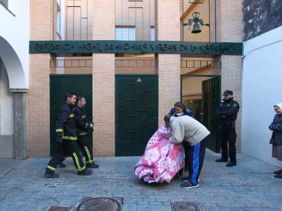 Los bomberos, en la residencia donde se ha producido el incendio