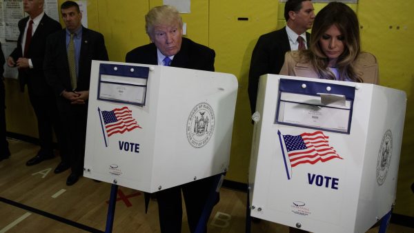 Trump vota junto a su mujer Melania Trump vota junto a su mujer Melania
