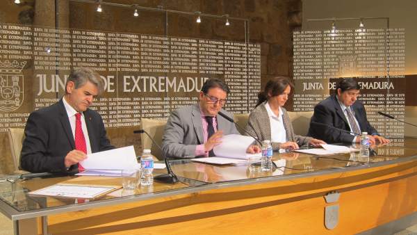 Firma del convenio de zona de juegos en el hospital materno infantil de Badajoz Firma del convenio de zona de juegos en el hospital materno infantil de Badajoz