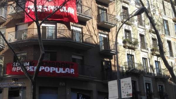 Fachada del edificio okupado de La Rimaia, en el Raval de Barcelona. Fachada del edificio okupado de La Rimaia, en el Raval de Barcelona.