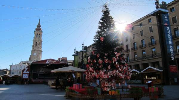 El árbol de los deseos y las casetas navideñas en la Plaza del Pilar El árbol de los deseos y las casetas navideñas en la Plaza del Pilar