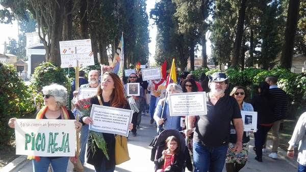 Homenaje a las víctimas en el cementerio de San Fernando. Homenaje a las víctimas en el cementerio de San Fernando.
