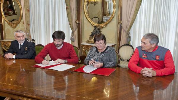 Beaumont Y El Alcalde Larrarte Firman El Convenio De Colaboración. Beaumont Y El Alcalde Larrarte Firman El Convenio De Colaboración.
