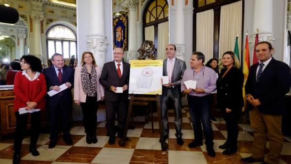 El alcalde junto a la concejala de Movilidad y el escritor de la campaña. El alcalde junto a la concejala de Movilidad y el escritor de la campaña.