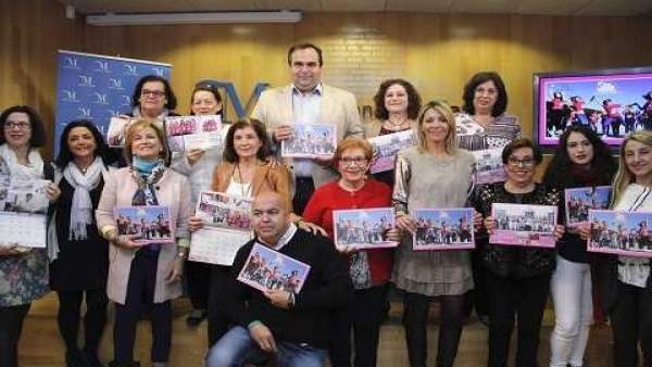 Lozano, Aguilarr y Cebreros posando con el calendario. Lozano, Aguilarr y Cebreros posando con el calendario.