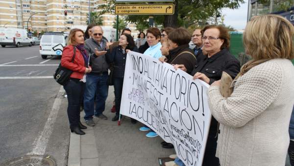 Oliva con los vecinos contrarios al tanatorio. Oliva con los vecinos contrarios al tanatorio.