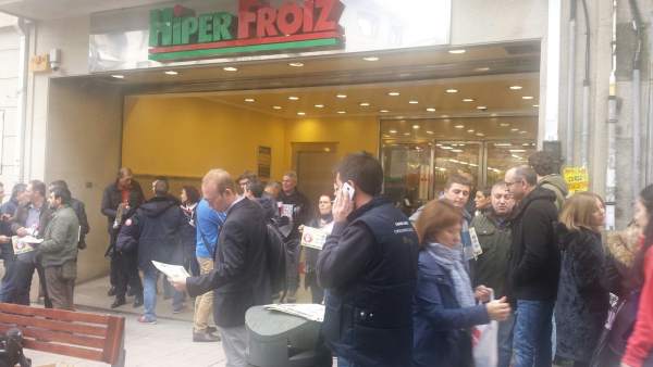 Boicot de ganaderos a Lactalis en Pontevedra Boicot de ganaderos a Lactalis en Pontevedra
