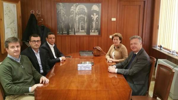 El subdelegado y la alcaldesa (dcha.) con los responsables de Pharmex (izda.) El subdelegado y la alcaldesa (dcha.) con los responsables de Pharmex (izda.)