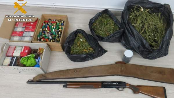 Droga y escopeta interceptada en un control por drogas en Torremontalbo Droga y escopeta interceptada en un control por drogas en Torremontalbo