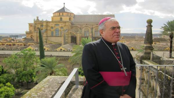 El obispo de Córdoba, Demetrio Fernández, con la Catedral al fondo El obispo de Córdoba, Demetrio Fernández, con la Catedral al fondo