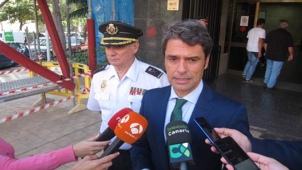 Hernández Bento, ante la comisaría Hernández Bento, ante la comisaría