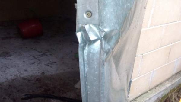 Estado en el que quedó la puerta por la que entraron a la nave. Estado en el que quedó la puerta por la que entraron a la nave.