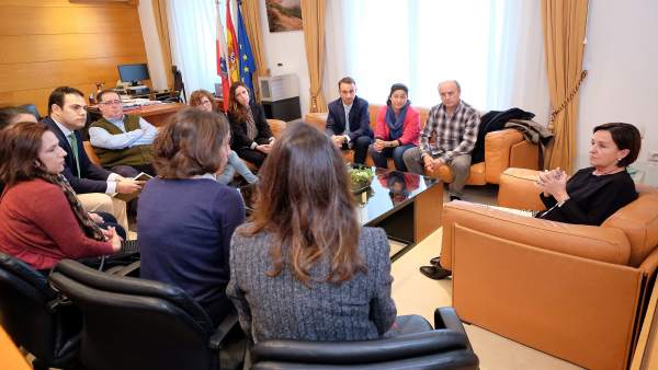 Los trabajadores de la Cámara con la presidenta del Parlamento Los trabajadores de la Cámara con la presidenta del Parlamento