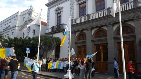 Izado de la bandera de siete estrellas verdes frente al Ayuntamiento Izado de la bandera de siete estrellas verdes frente al Ayuntamiento