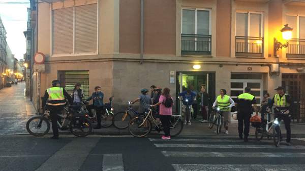 Imagen de un curso dado por policías locales a ciclistas Imagen de un curso dado por policías locales a ciclistas