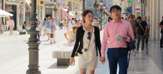 Una pareja china paseando de la mano