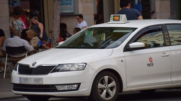 Un taxi circula por el céntrico paseo de la Independencia, en Zaragoza. Un taxi circula por el céntrico paseo de la Independencia, en Zaragoza.